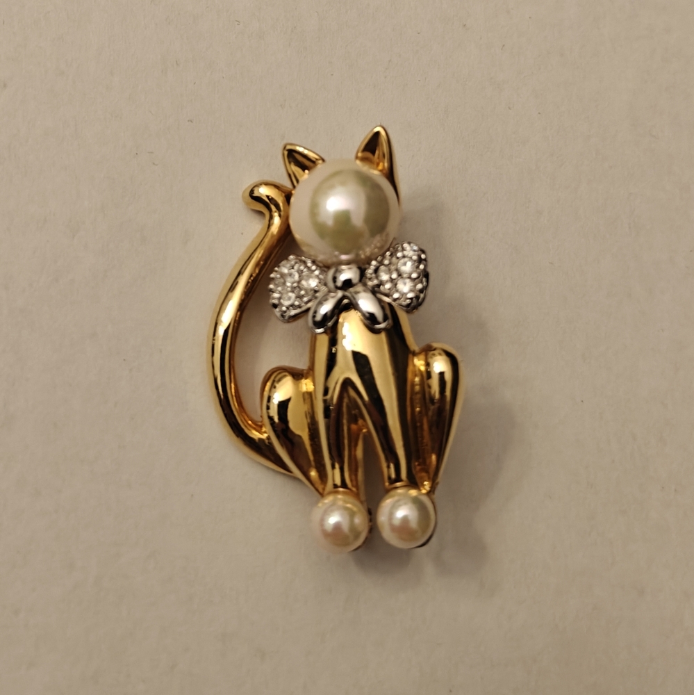 Adorable Vintage Signed Keyes Kitty Cat Brooch with Pearl And Crystals